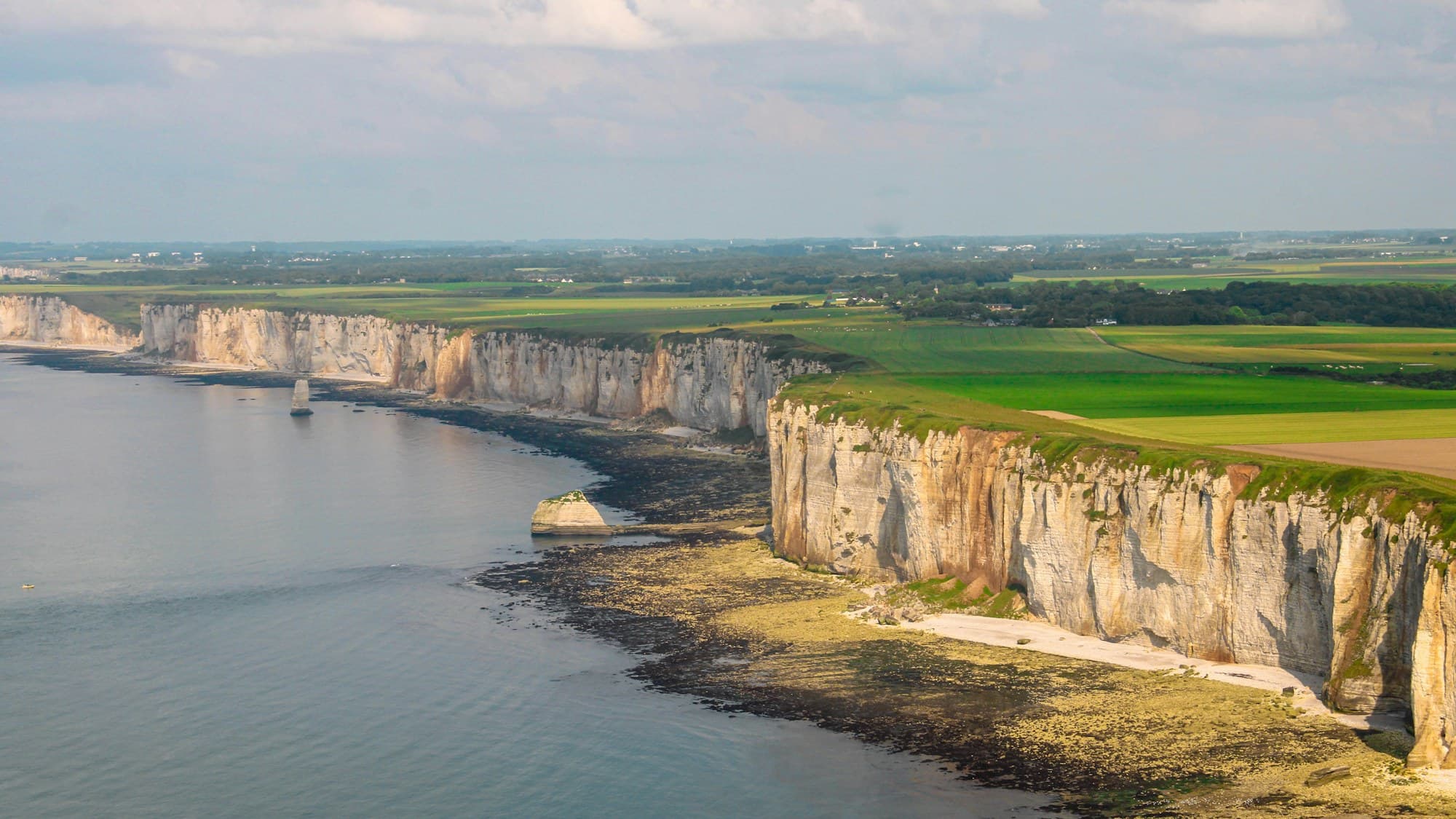 Falaises de la côte normande et champs vus du ciel